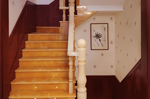 龙湾镇中式别墅室内汉白玉石楼梯的定制安装装饰效果