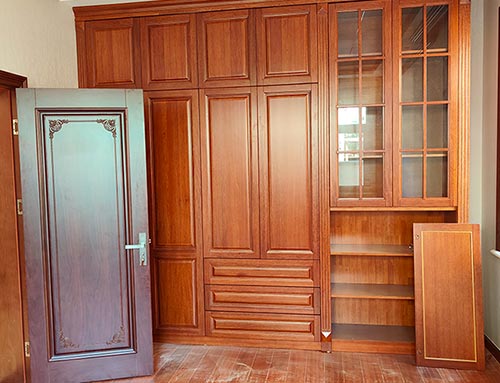 龙湾镇中式家庭装修里定制的实木衣柜效果图